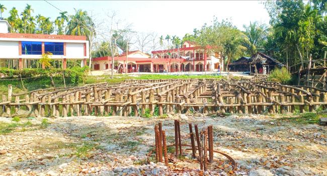 কাউখালীতে ৫ বছরেও শেষ হয়নি ব্রিজ নির্মাণ