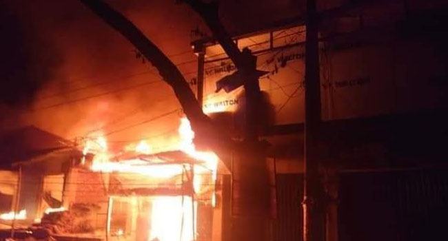 কক্সবাজারে আগুনে ২১টি দোকান পুড়ে ছাই