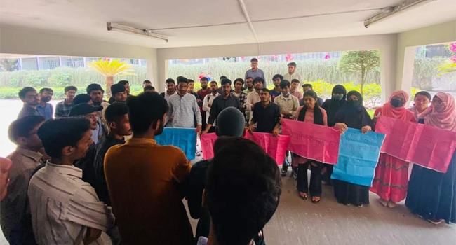 ঢাবির সড়কে গতি নিরোধক স্থাপনের দাবিতে মানববন্ধন