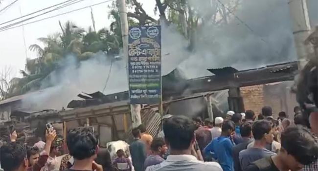 লক্ষ্মীপুরে ভয়াবহ অগ্নিকাণ্ডে পুড়ে গেছে ১০টি দোকান