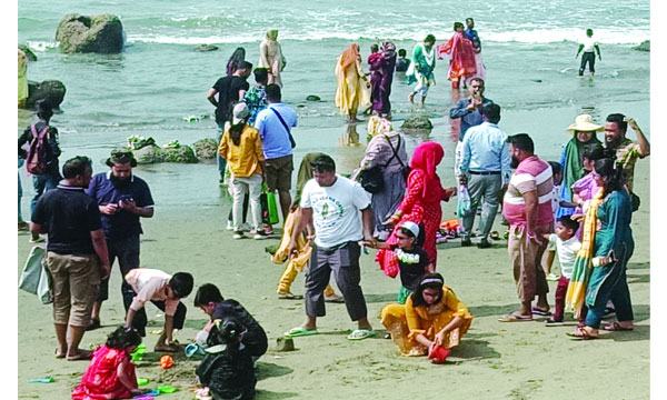 ঠাঁই নেই দশা কক্সবাজারের পর্যটনকেন্দ্রে