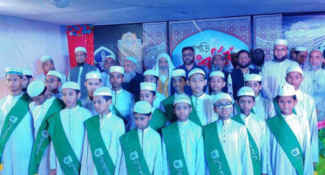 দাগনভূঞা আহমাদিয়া মাদরাসায় ২৪ জন হাফেজকে পাগড়ি প্রদান