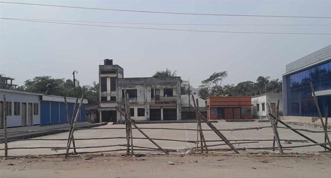 আমতলী পৌর শহরের বাসস্ট্যান্ডে বাঁশের বেড়া, যাত্রীসেবা সড়কে