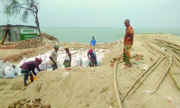 সংস্কার হচ্ছে দৌলতদিয়া ১ নং ফেরিঘাট