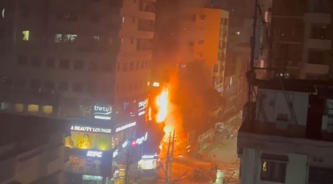 রাজধানীর বেইলি রোডে রেস্টুরেন্টে আগুন, ভবনে আটকে পড়েছেন কয়েকজন