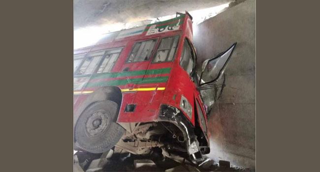 নারায়ণগঞ্জে পিকনিকের বাস দুর্ঘটনায় নিহত ১, আহত ২২