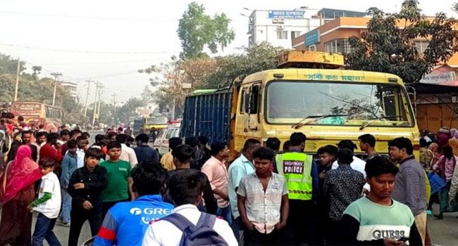 উল্লাপাড়ায় ট্রাকচাপায় নারী নিহত