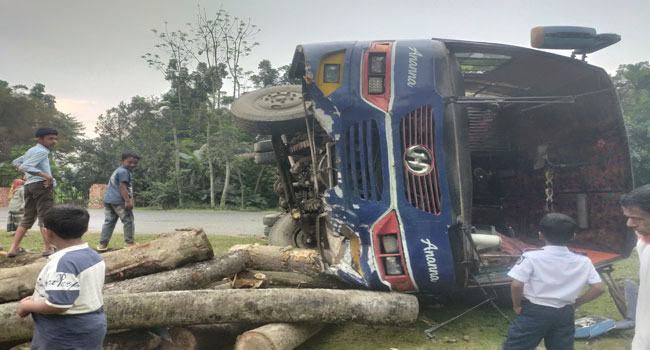 পাকুন্দিয়ায় যাত্রীবাহী বাস উল্টে গিয়েও অলৌকিকভাবে বেঁচে গেলেন সবাই