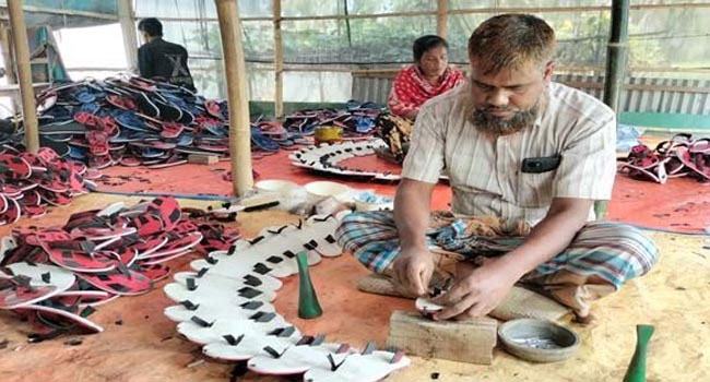 জুতা তৈরি করে স্বাবলম্বী রবিউল
