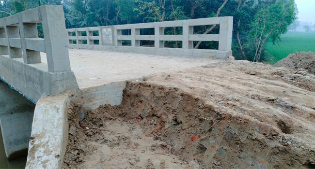 চুনারুঘাটে লাঙ্গুলীয়া ব্রিজ উদ্বোধনের আগেই রাস্তা কেটে ফেললেন এক ইউপি সদস্য