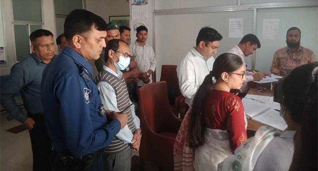ধামরাইয়ে ডায়াগনস্টিক সেন্টার ও চক্ষু হাসপাতালকে জরিমানা ও বন্ধ ঘোষণা