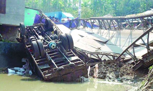 বেইলি সেতু ভেঙে ট্রাক খালে বরিশাল ভোলা মহাসড়ক বন্ধ