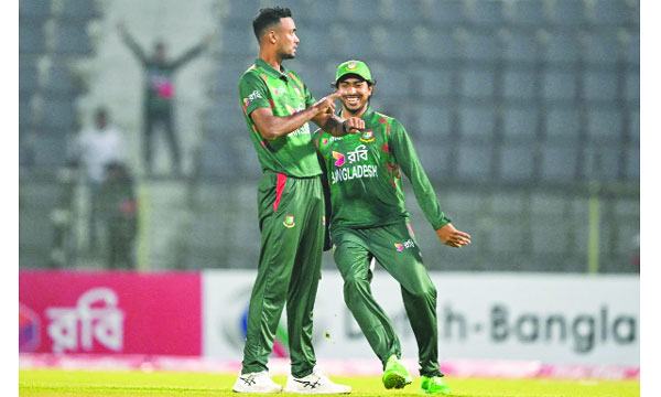 বোলারদের ব্যর্থতায় বড় সংগ্রহ শ্রীলঙ্কার
