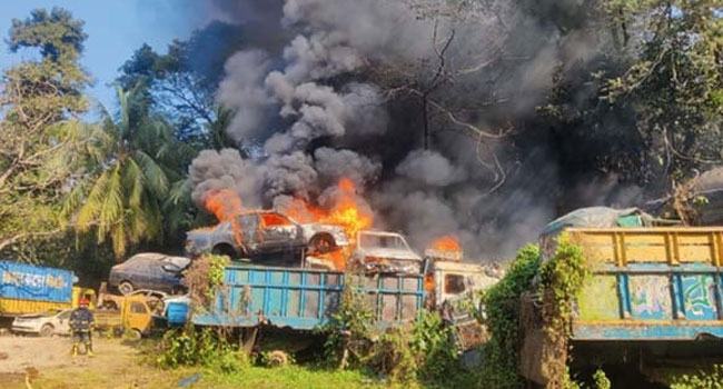শাহবাগস্থ ডাম্পিং গ্রাউন্ডের পুরাতন গাড়ির আগুন নিয়ন্ত্রণে