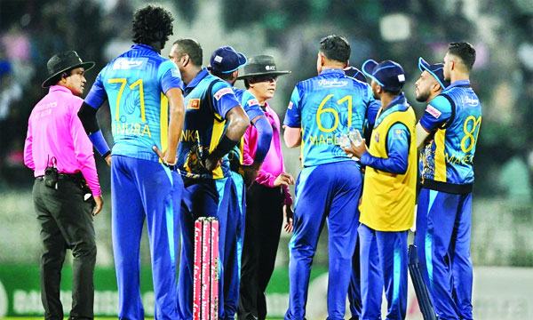 ১৬৫ রানে আটকা শ্রীলঙ্কা
