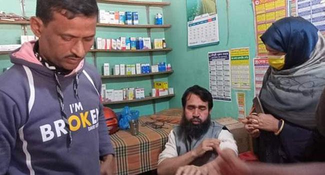 মৌচাকে বাজপাখির ছোবল, পথচারীদের ওপর প্রতিশোধ মৌমাছির