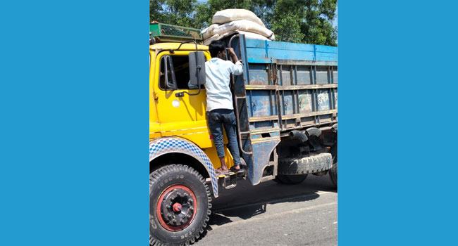 মৌলভীবাজারে সাড়ে ২১ লাখ টাকার ভারতীয় চিনি ও বিড়ি আটক