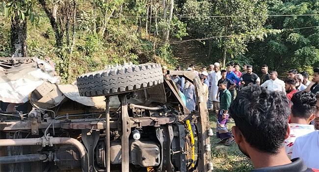 তামাবিল মহাসড়কে বাস ও ট্রাকের মুখোমুখি সংঘর্ষে নিহত ১