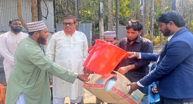 দেবীগঞ্জে অগ্নিকাণ্ডে ক্ষতিগ্রস্ত পরিবারের পাশে জামায়াত
