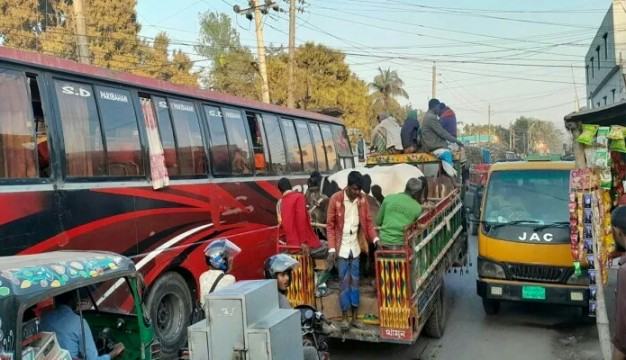 গোবিন্দগঞ্জে তীব্র যানজটে নাকাল জনজীবন