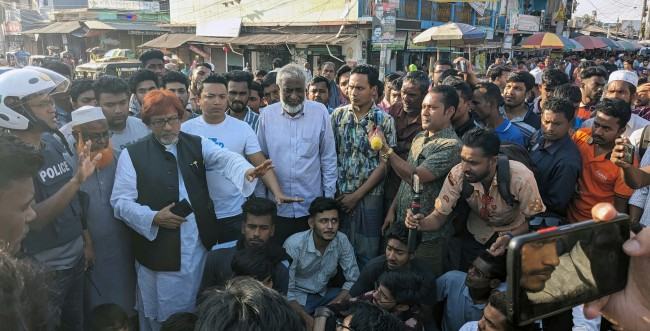 ভুয়া ওয়াজ মাহফিলের চাঁদা তোলা নিয়ে ব্যবসায়ীকে মারপিট, মহাসড়ক অবরোধ