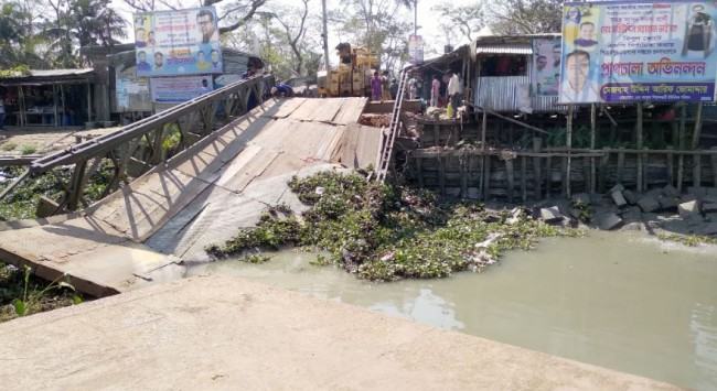 পিরোজপুরে টগড়া-চরখালী ফেরিকে জাহাজের ধাক্কা : ১১ রুটে বাস চলাচল বন্ধ