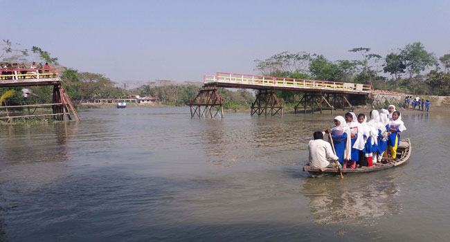 ১৫০ ফুট ধসে পড়ায় ব্যবহার হচ্ছে না সেতু