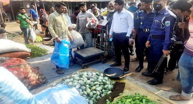 জয়পুরহাটে ম্যাজিস্ট্রেট দেখে কমে গেল বেগুন ও আদার দাম
