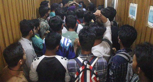 শ্রেণিকক্ষ দখল নিয়ে ভিসির কার্যালয় অবরোধ ইবি শিক্ষার্থীদের