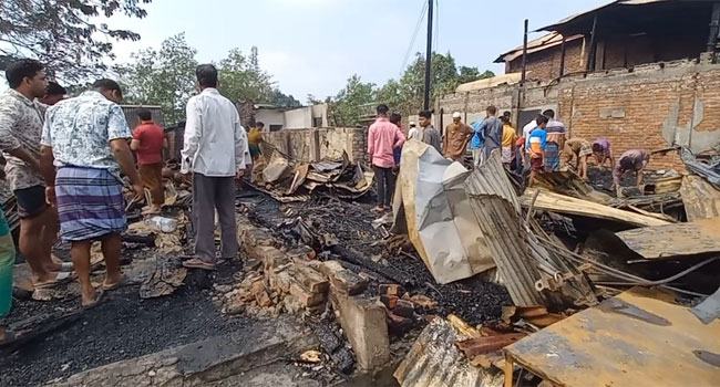 পাথরঘাটায় গ্যাস সিলিন্ডার থেকে আগুন, পুড়ল ১২ দোকান