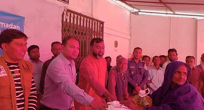 ইসলামিক রিলিফ বাংলাদেশের সহযোগিতায় ৯০০ পরিবার পেলো রমজান ফুড প্যাকেজ