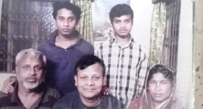 জলদস্যুদের হাতে বন্দী তারেকুলের বাবা-মায়ের করুণ আকুতি