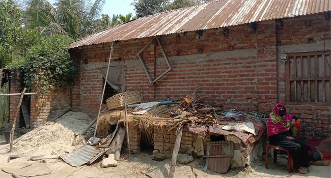 মান্দায় ঘর থেকে গৃহবধূর লাশ উদ্ধার : স্বামী আটক