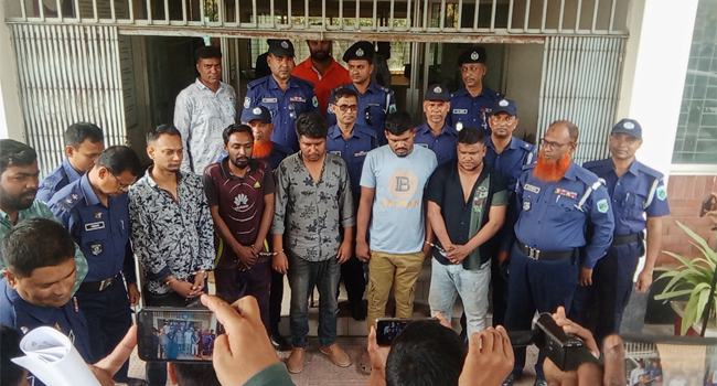 নাটোরে আদালত চত্বরে যুবককে কুপিয়ে জখম, গ্রেফতার ৫