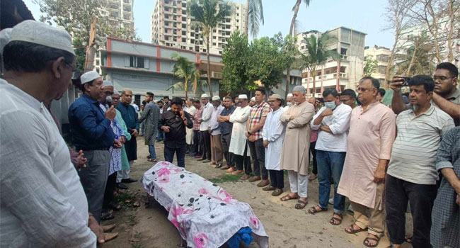 কুমিল্লায় বাবার কবরের পাশে অবন্তিকার দাফন