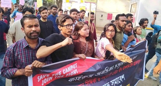 জবির আন্দোলনে দুই গ্রুপের হট্টগোল