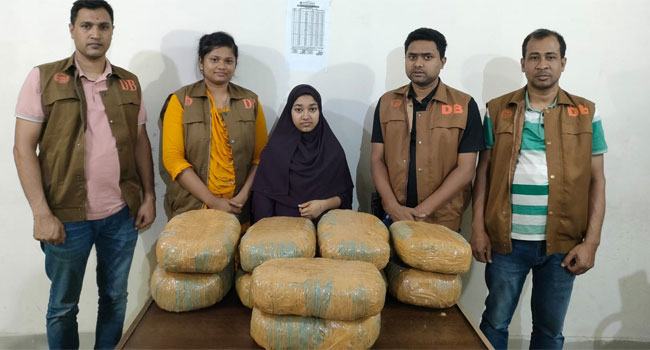 সাভারে ২০ কেজি গাঁজাসহ নারী আটক
