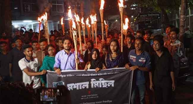 ৬ দাবিতে জবি শিক্ষার্থীদের মশাল মিছিল