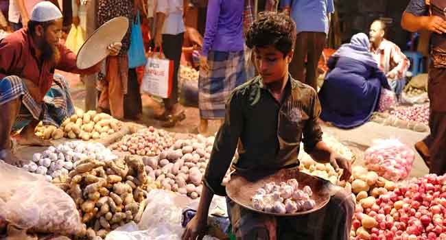 পণ্যের দাম নির্ধারণ : বাস্তবায়ন করবে কে?