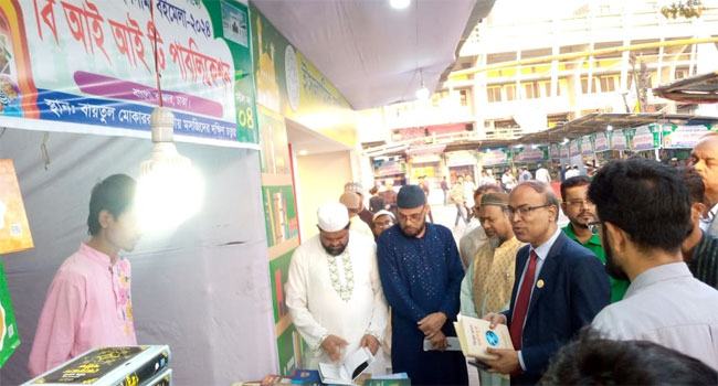বিআইআইটির স্টলের গবেষণাধর্মী বইয়ে ক্রেতাদের নজর