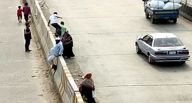 মই দিয়ে বন্ধ হলেও ডিভাইডার দিয়ে যাত্রী পারাপার বন্ধ হয়নি