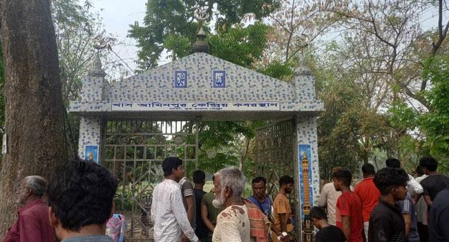 পাবনায় এক রাতে কবরস্থান থেকে ১৫টি কঙ্কাল উধাও!