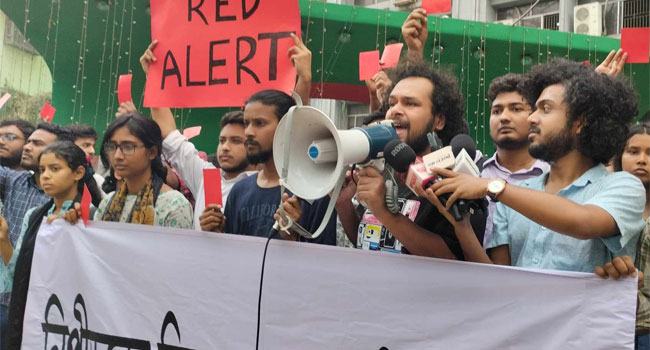 জবি প্রশাসনকে লালকার্ড দেখাল শিক্ষার্থীরা