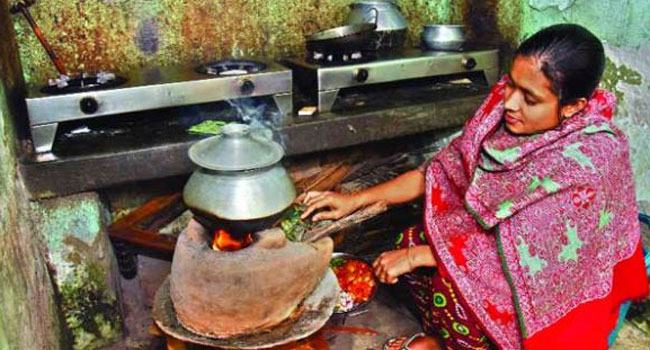 তীব্র পানি-গ্যাস সঙ্কটে রাজধানীর বাসিন্দারা