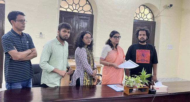 ৫ দফা দাবিতে জবি ভিসির কাছে স্মারকলিপি