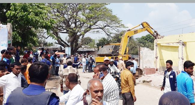 আত্রাইয়ে ভ্রাম্যমাণ আদালতের অভিযানে অর্ধশত স্থাপনা উচ্ছেদ