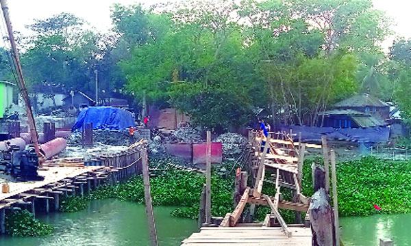 উজিরপুরে ভাঙ্গাচোরা বিকল্প সেতু জীবনের ঝুঁকি নিয়ে যাতায়াত