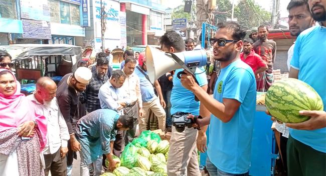 ৫০০ টাকায় গরুর গোস্ত সাথে ১০০ টাকায় বড় তরমুজ!
