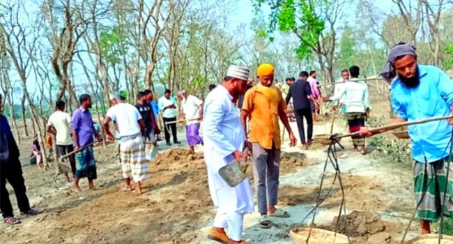 দেবীগঞ্জে রাস্তা সংস্কার করলেন জামায়াতের আমির