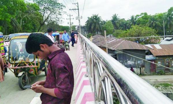 লালমোহনে ব্রিজের রেলিং লাগোয়া বিদ্যুতের তার! দুর্ঘটনার শঙ্কা